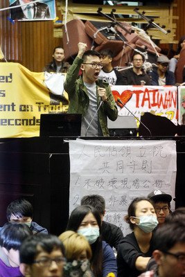 Противники Соглашения о торговле услугами заняли здание тайваньского парламента
