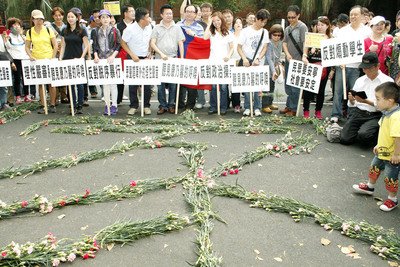 Противники протеста призывают студентов разойтись по домам