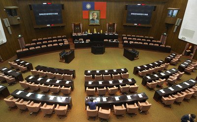 Законодательный Юань возобновил работу после продолжительных протестов