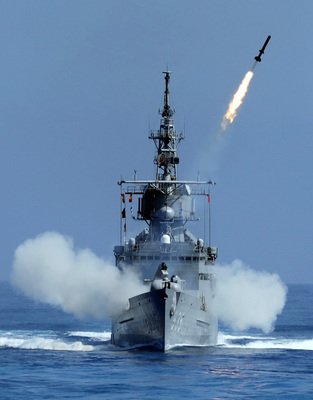 Президент КР проинспектировал боевые стрельбы в рамках военных учений «Ханьгуан»