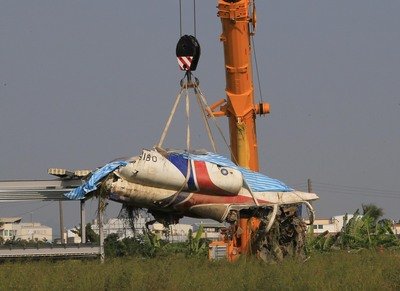 Военный пилот погиб в результате крушения учебно-тренировочного самолёта АТ-3