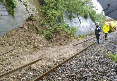 Обвал на железнодорожных путях затруднил движение поездов в районе Тайдуна