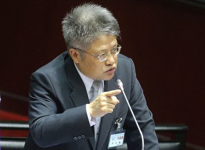 Кандидат в великие судьи КР заявил о несоответствии Конституции реалиям политической жизни страны