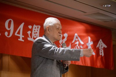 Экс-президент Ли Дэн-хуэй похвалил дипломатические усилия правительства