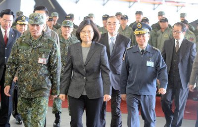 Президент Тайваня Цай Ин-вэнь поблагодарила военнослужащих за несение службы по охране страны круглый год