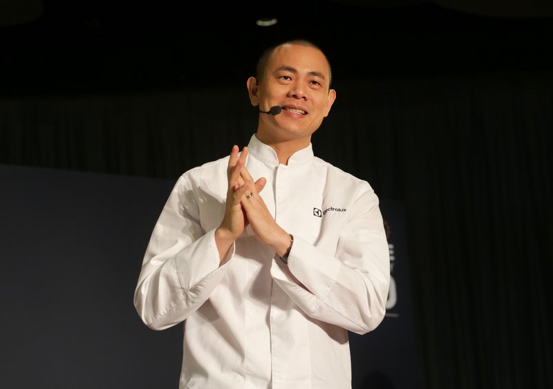 Тайваньский шеф-повар Цзян Чжэнь-чэн объявил о завершении своей карьеры в Сингапуре